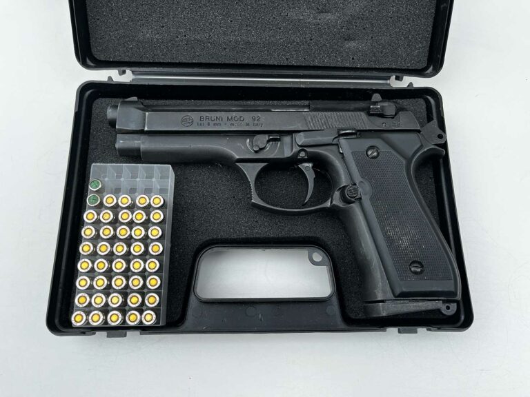 Le pistolet d'alarme Bruni Mod92 dans sa mallette de transport