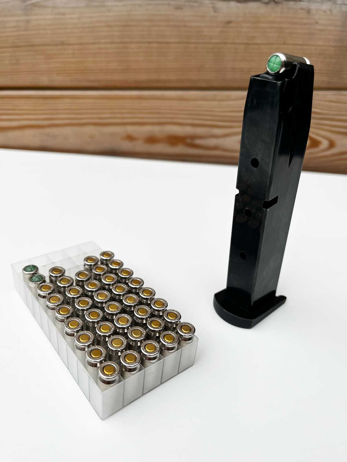 Le chargeur du pistolet d'alarme Bruni Mod92