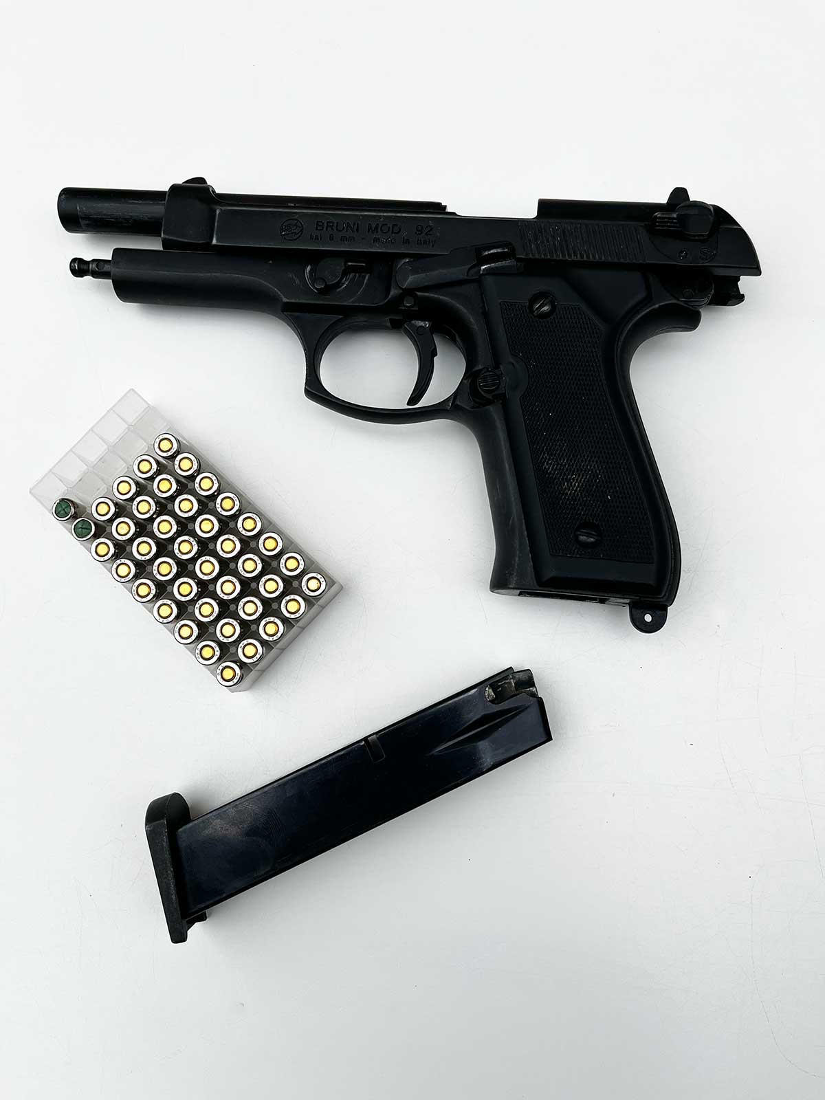Le pistolet d'alarme Bruni Mod92 démonté posé sur une table
