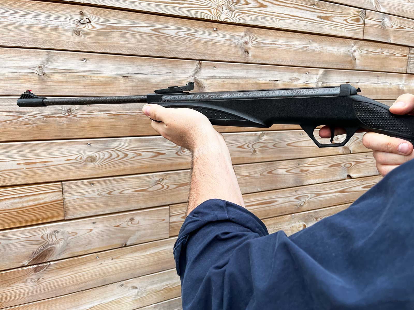 La Diana 21 en action dans les mains d'un tireur