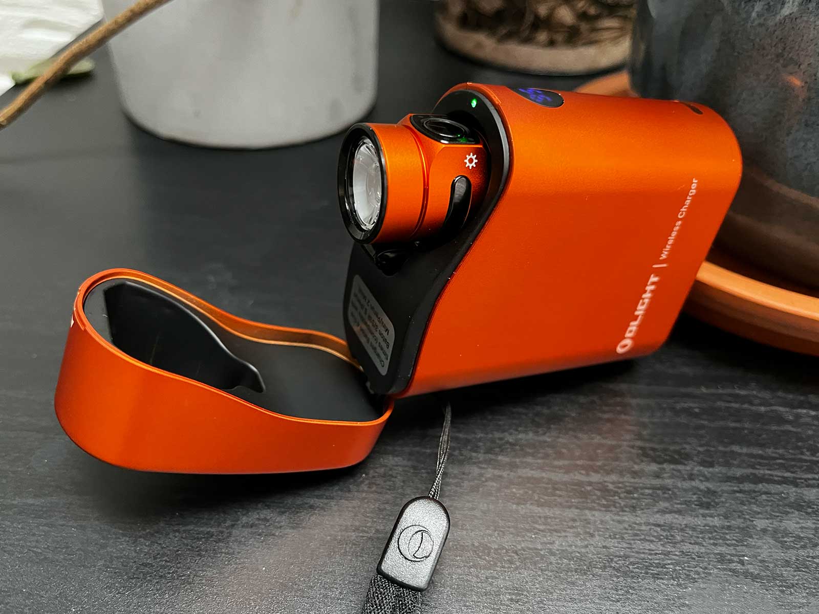 La Olight Baton 4 dans son boitier posée sur une table