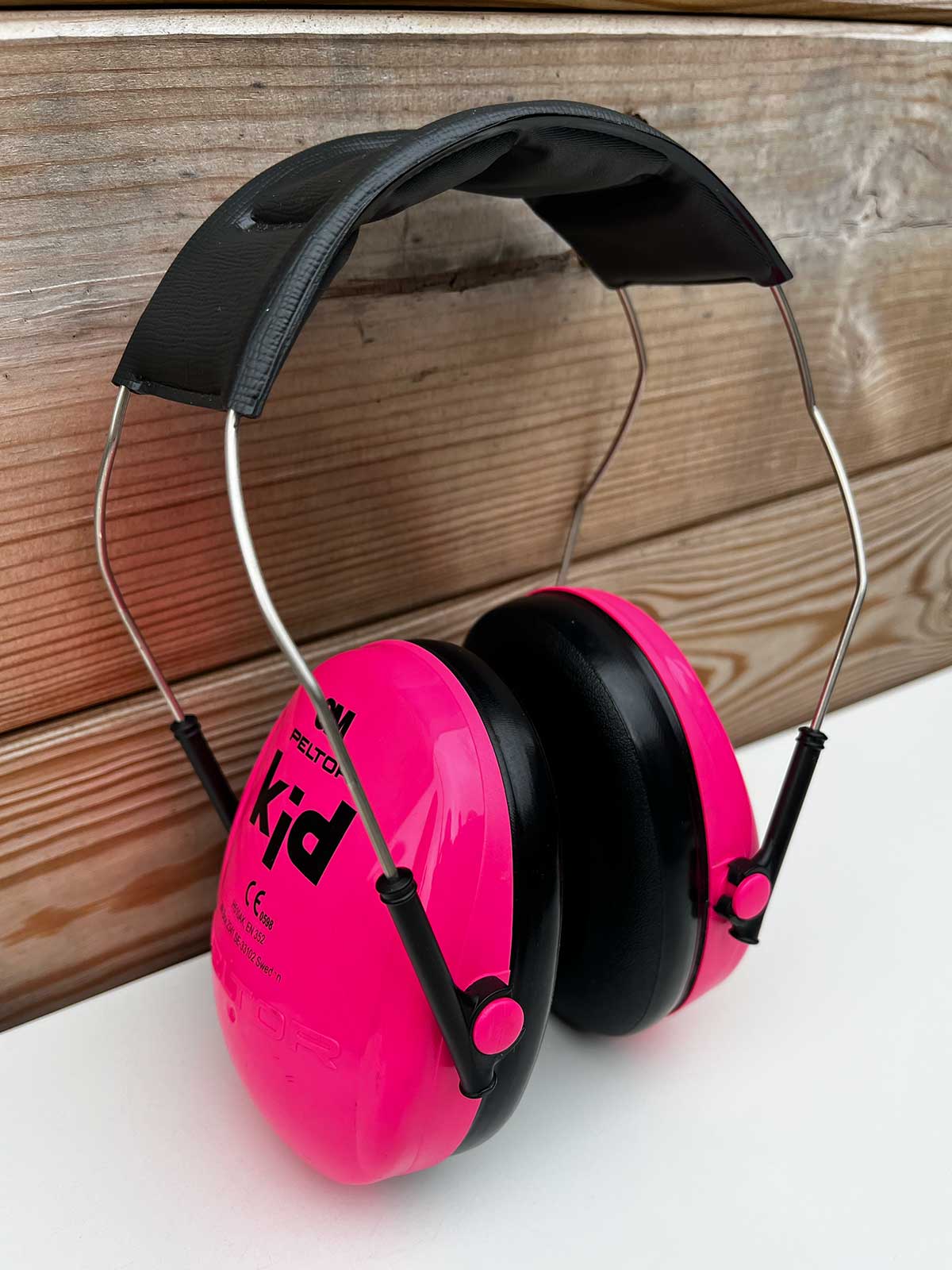 Le casque Peltor Kid posé sur une table