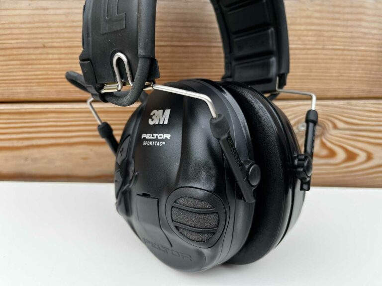 Gros plan sur le casque anti-bruit Peltor SportTac