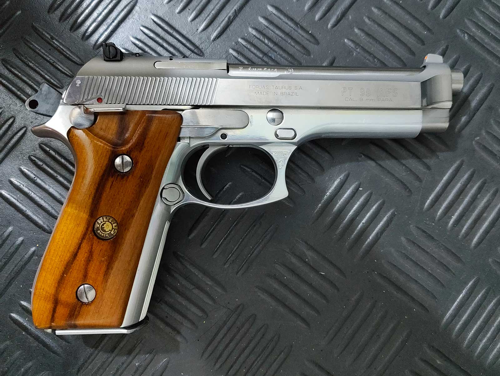 Le Taurus PT99 AFS posé sur une table