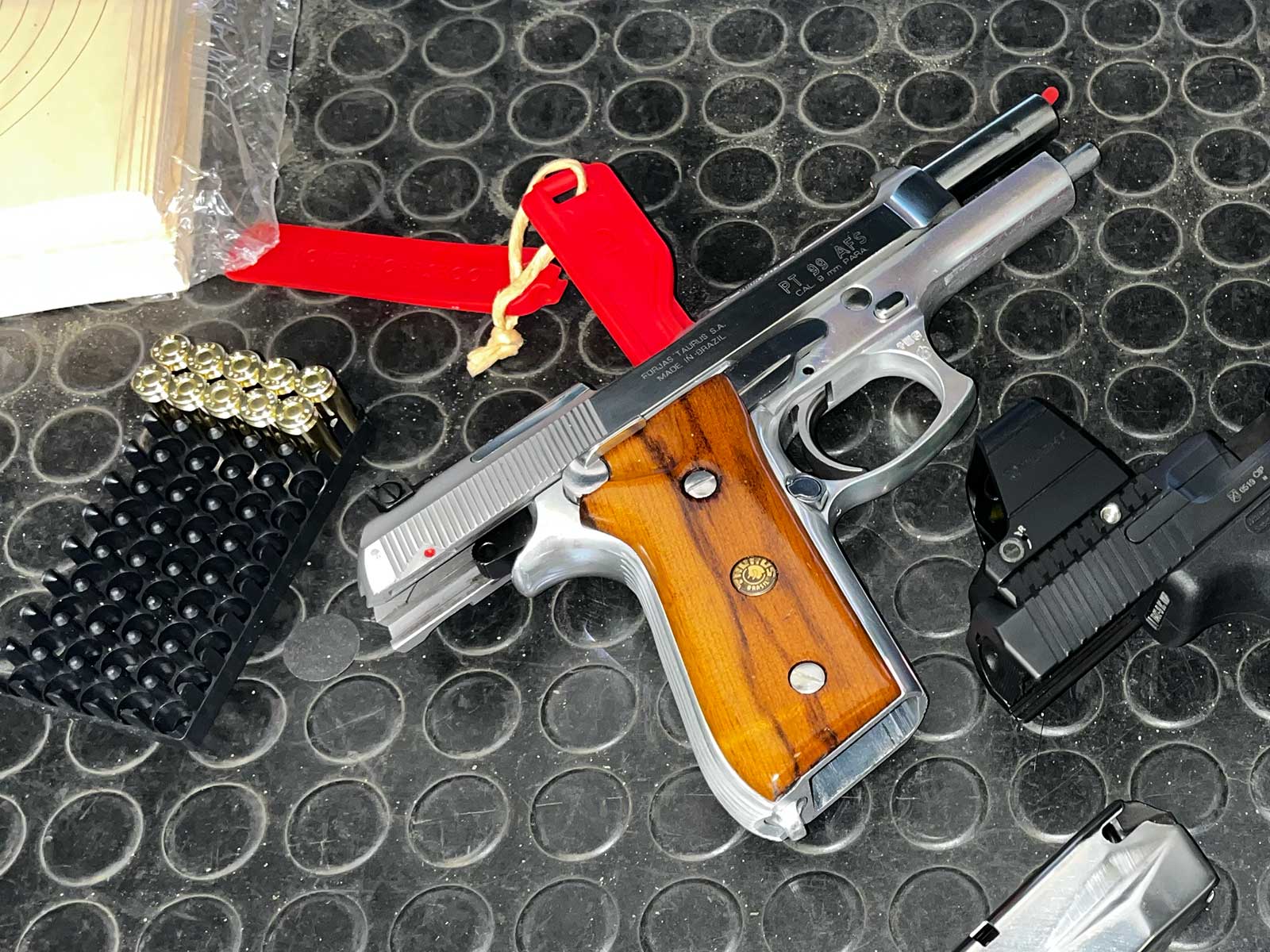 Un témoin de chambre vide placé dans un pistolet au stand de tir