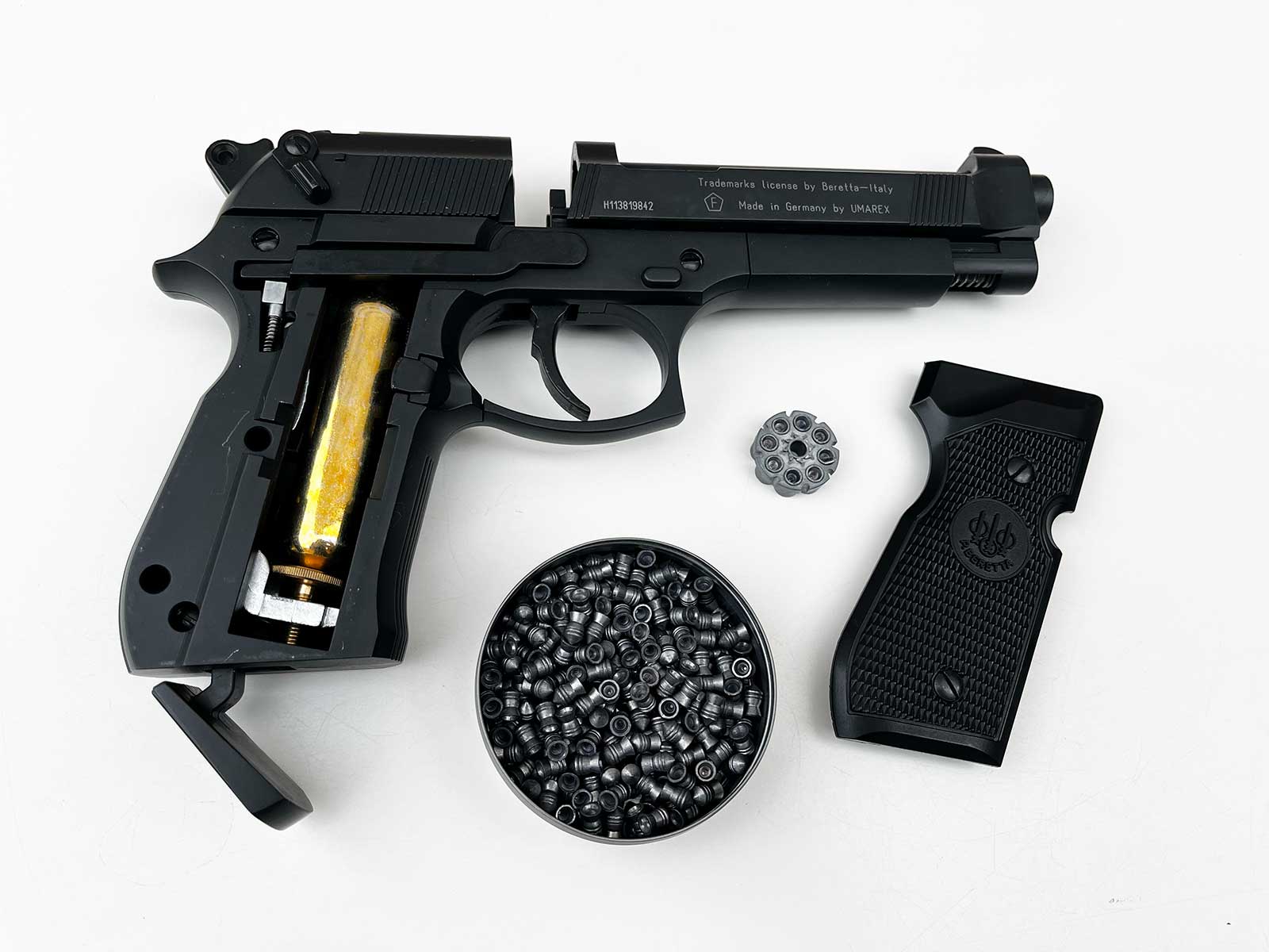 Le Umarex Beretta M92 FS démonté posé sur une table