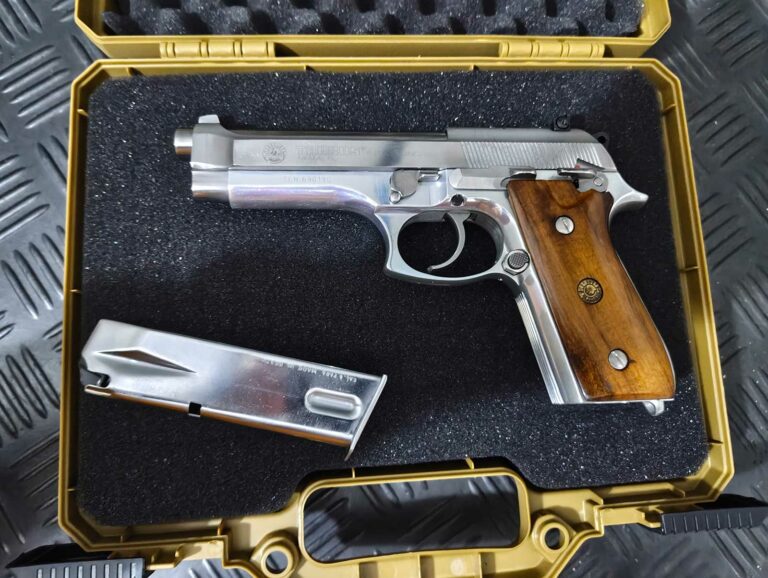 Un pistolet Taurus 99 AFS et son chargeur dans sa mallette