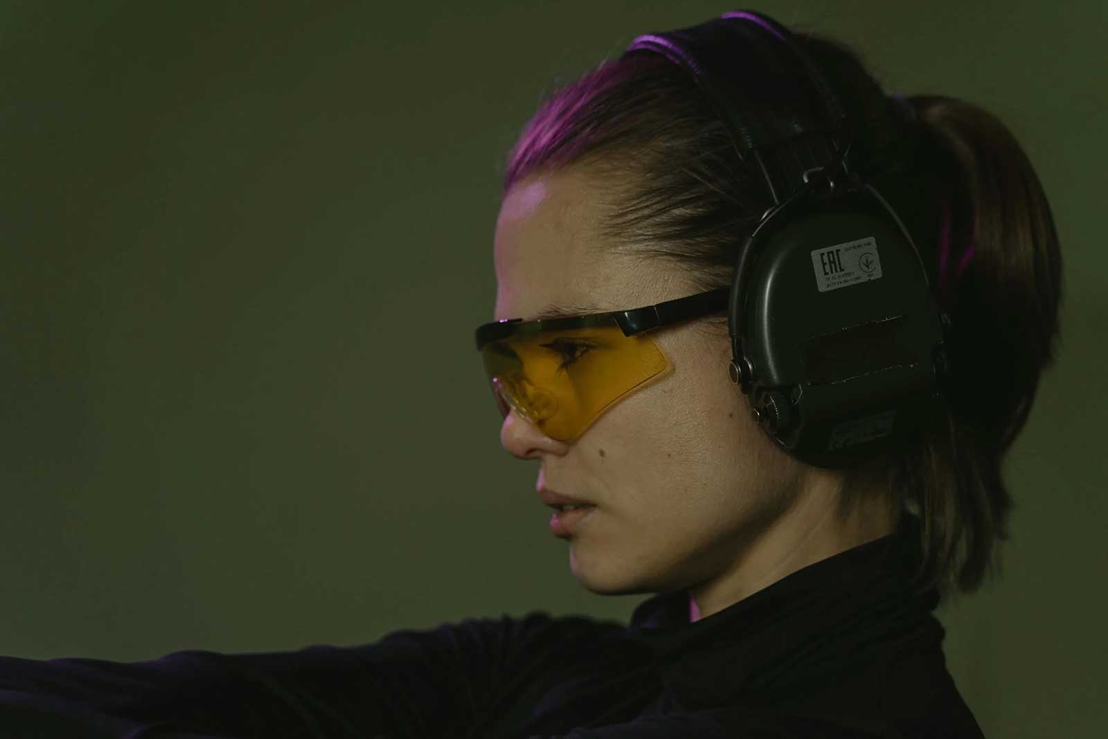 Une femme possédant un équipement de tir sportif
