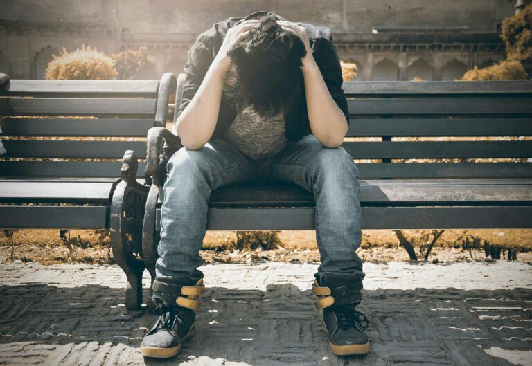 Une personne souffrant d'hoplophobie assise sur un banc