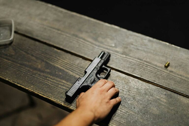 Un tireur qui respecte les règles de sécurité ACDC avec son pistolet