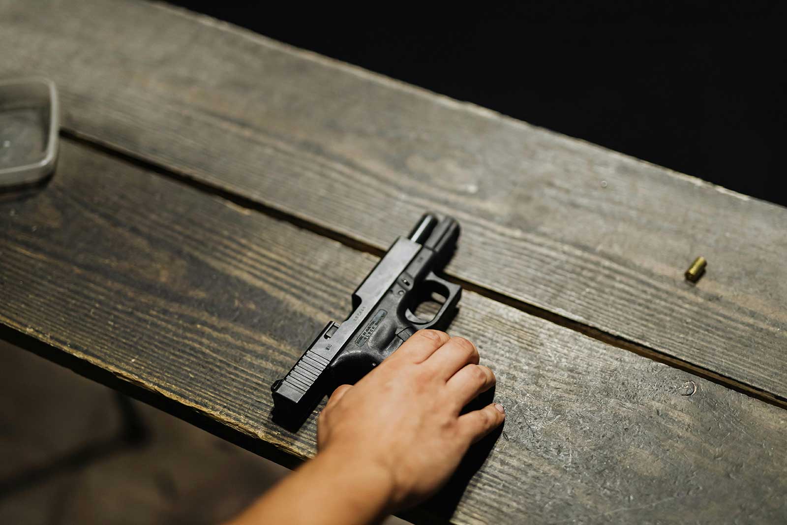 Un tireur qui respecte les règles de sécurité ACDC avec son pistolet
