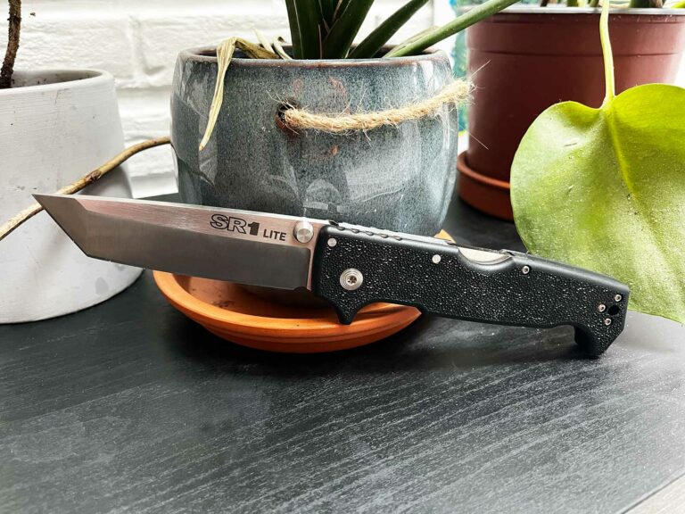 Le Cold Steel SR1 Lite posé sur une table