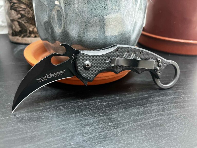 Le karambit Fox FX-599 posé sur une table