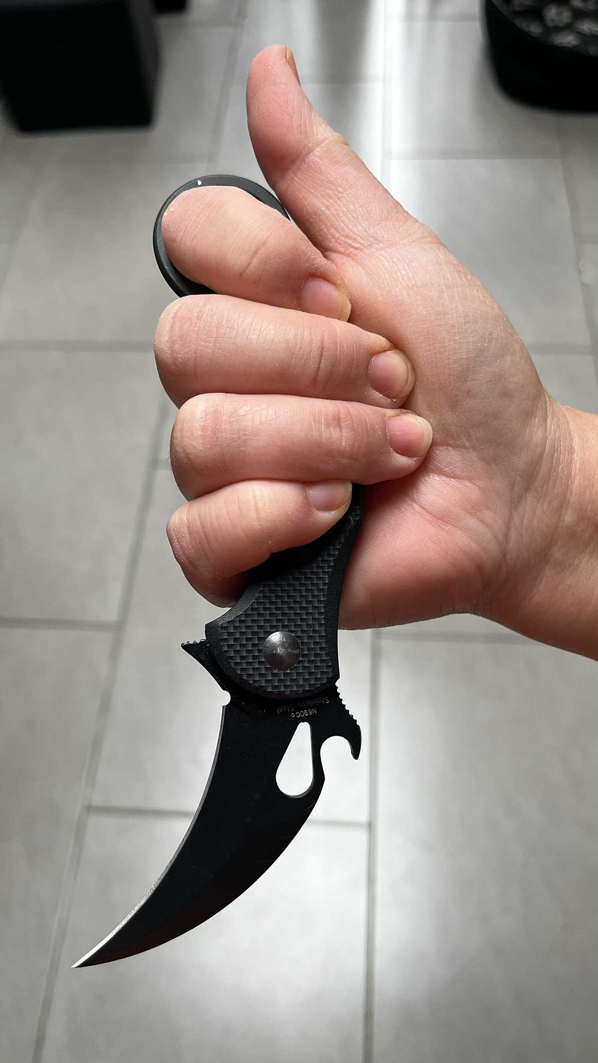 Le karambit Fox FX-599 dans les mains d'une utilisatrice chevronnée