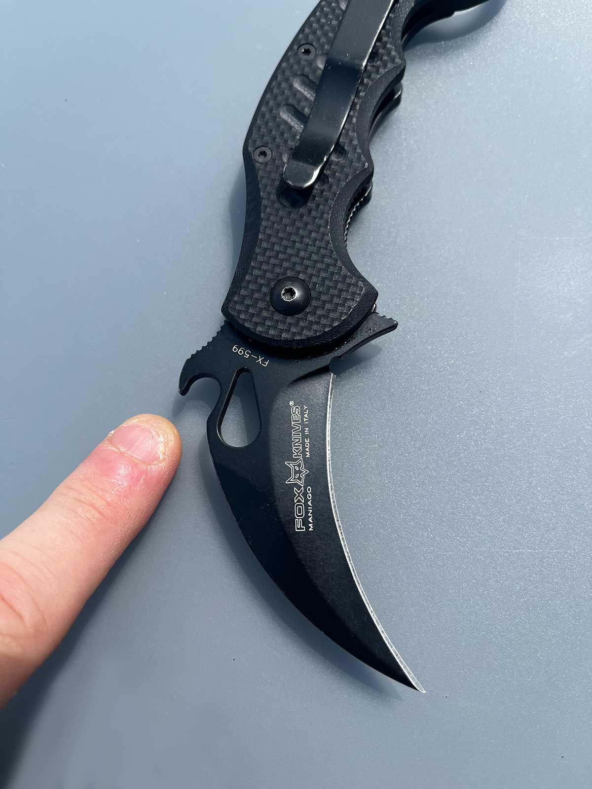 Gros plan sur le système Emerson Wave du karambit Fox FX-599