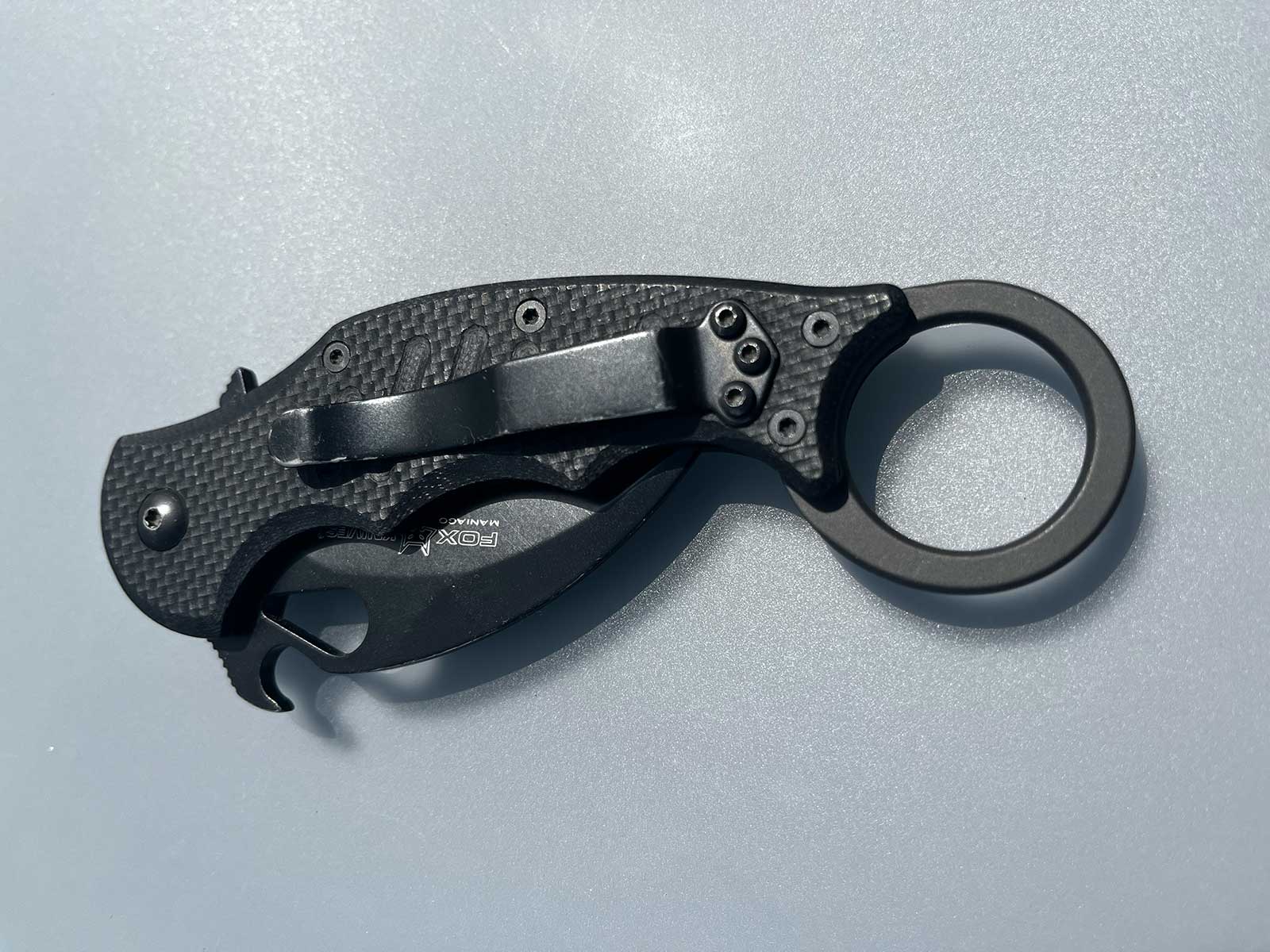 Le karambit Fox FX-599 fermé posé sur une table