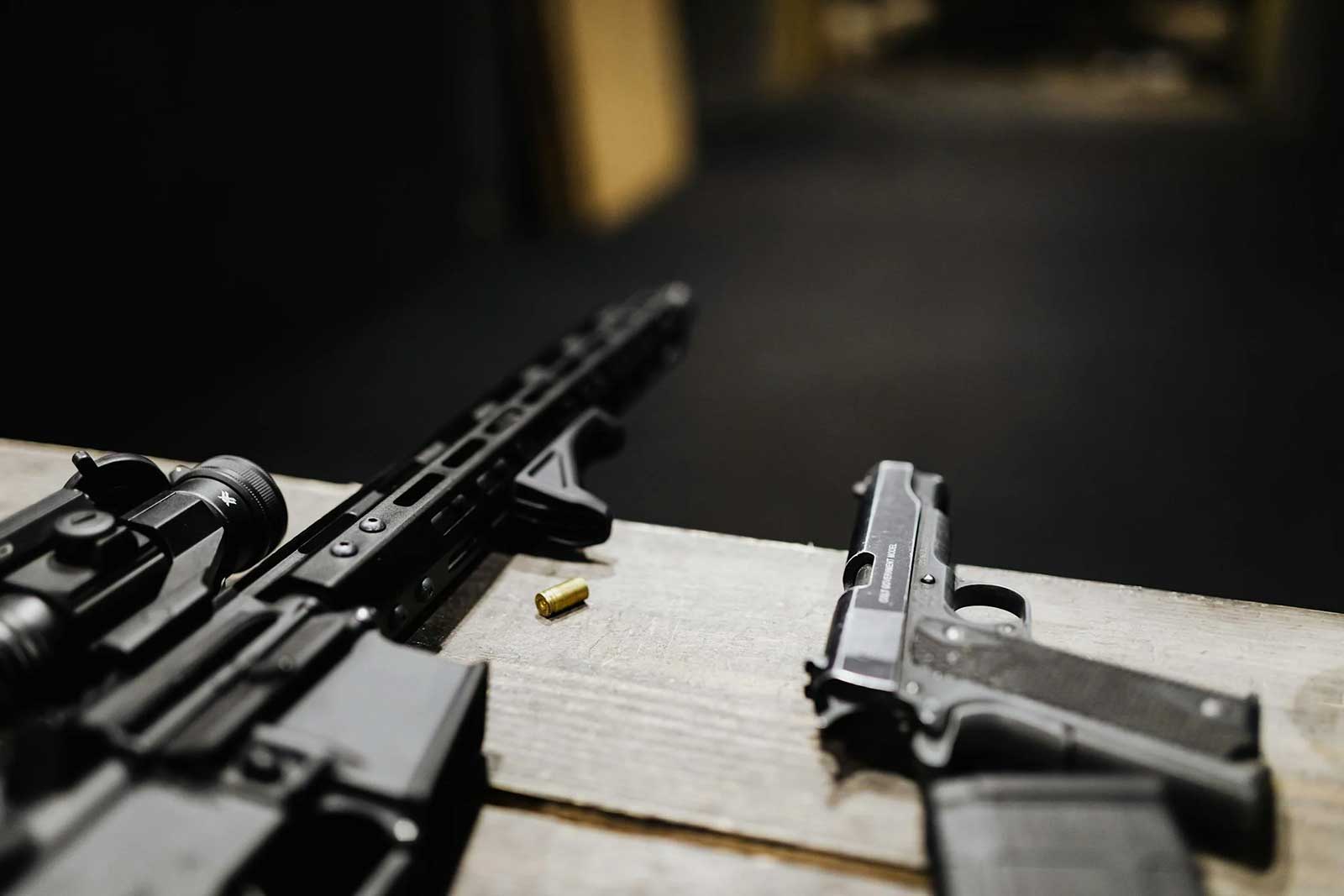 Les armes posée sur une table de quelqu'un qui veut devenir tireur sportif en Belgique