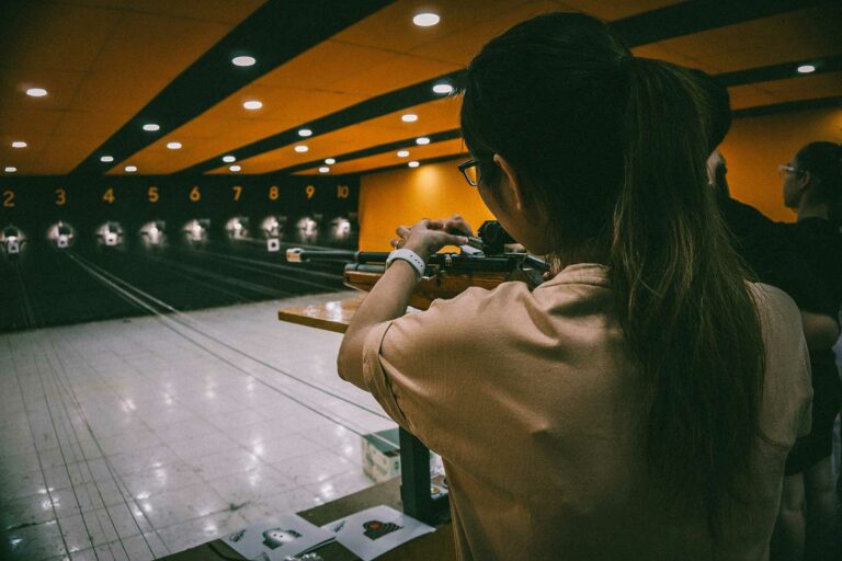 Une tireuse pratiquant une des disciplines du tir sportif
