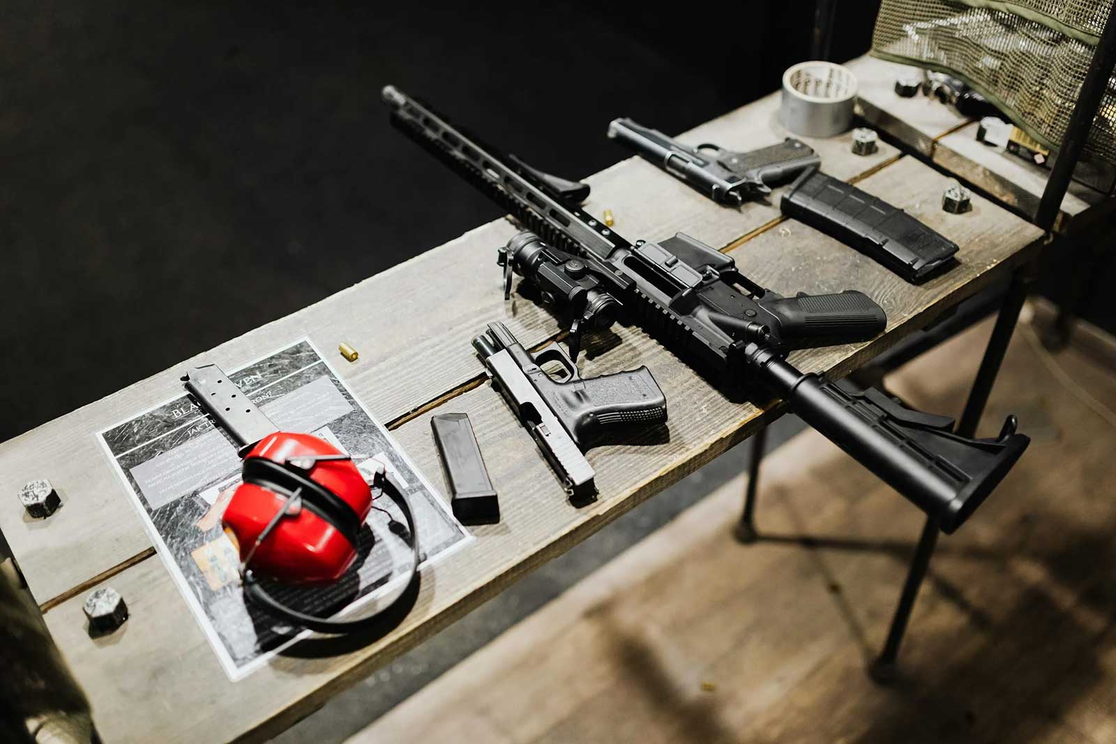 Les armes de quelqu'un qui voulait obtenir une arme en Belgique