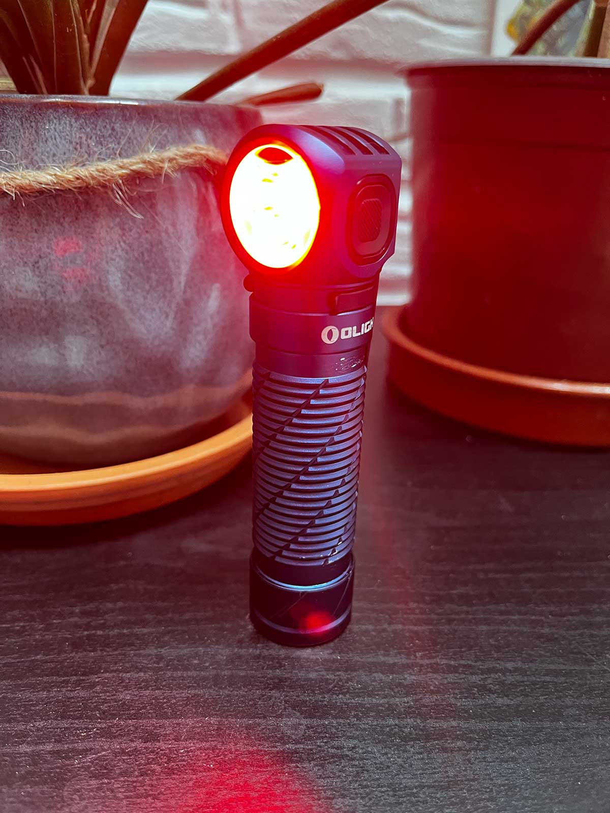 La Lampe Olight Perun 3 en mode lumière rouge