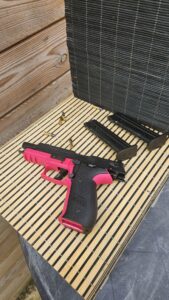 sig sauer mosquito pink sur fond boisé