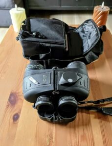 jumelles Atlas Defense 7x50 avec boussole sur fond boisé