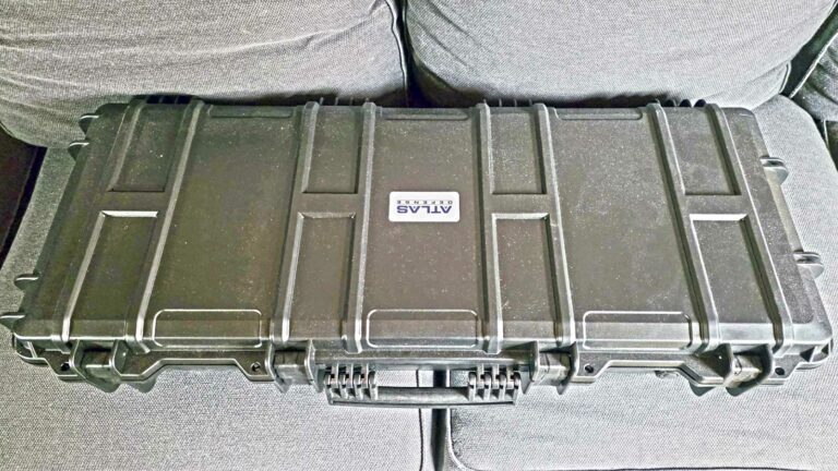 mallette étanche Atlas Defense Contractor 93 cm dans un fauteuil