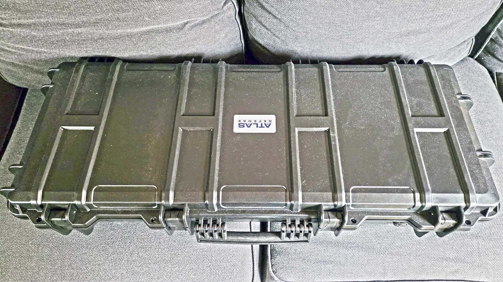 mallette étanche Atlas Defense Contractor 93 cm dans un fauteuil